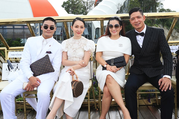 Vợ chồng Bình Minh - Anh Thơ bên cạnh Linh Nga    