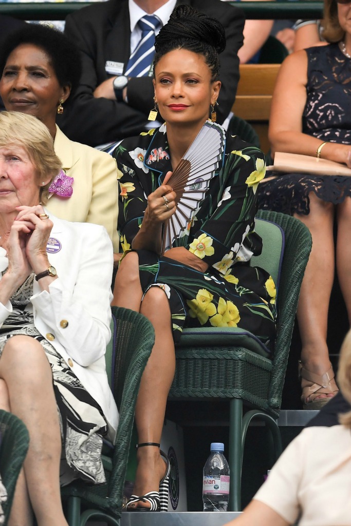 Nữ diễn viên Thandie Newton vẫn khiến các fan của mình bất ngờ với vẻ đẹp không tuổi trong chiếc đầm lụa in hoa trang nhã. Cô chọn cho mình đôi sandal Aquazzura bắt mắt và màu son đỏ làm điểm nhấn.    