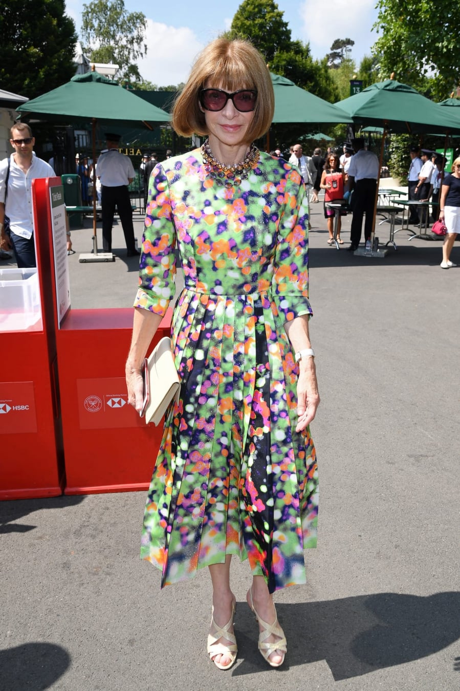 Anna Wintour có lẽ là một trong những fan hâm mộ nổi tiếng nhất của Wimbledon. Năm nay, “nữ hoàng” của Vogue được mời vào ngồi tại khu vực dành riêng cho hoàng gia Anh. Bà chọn cho mình mẫu váy thanh lịch với họa tiết rực rỡ, và đương nhiên không thể thiếu đi đôi sandals Manolo Blanik màu nude “trứ danh”!    