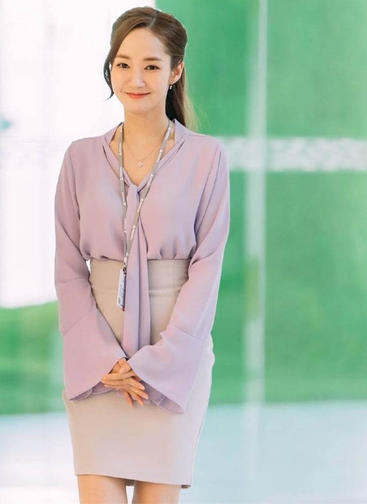 Chiếc áo sơ mi tay loe màu tím phấn của Common Unique có giá chỉ 650.000 đồng cũng được nhiều bạn trẻ yêu chuộng, nhất là những nàng công sở.    