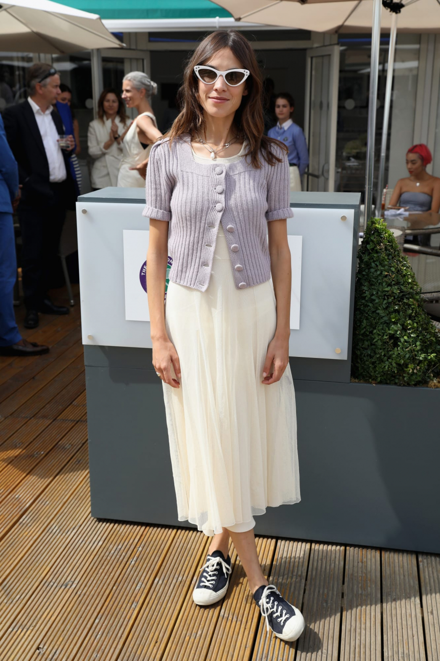 Fashionista Alexa Chung kết hợp Shbet999 com đăng nhập theo phong cách có phần “khó tả” tại Wimbledon năm nay.    
