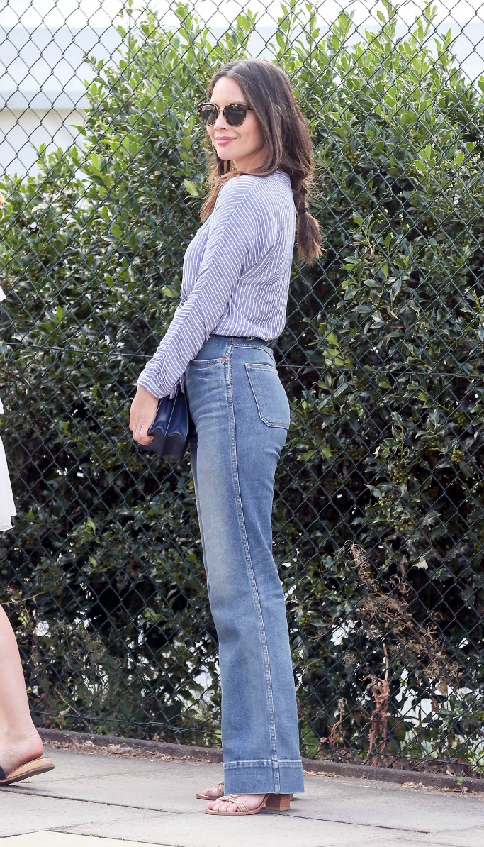 Olivia Munn đơn giản nhưng vẫn đầy phong cách. Nữ diễn viên khoe những đường cong nóng bỏng của mình với lựa chọn Shbet999 com đăng nhập đậm phong cách thập niên 90.    