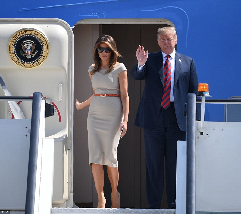 Melania Trumph xuất hiện với Shbet999 com đăng nhập thanh lịch, sang trọng như thường lệ trong ngày đầu hạ cánh xuống sân bay tại Anh.    