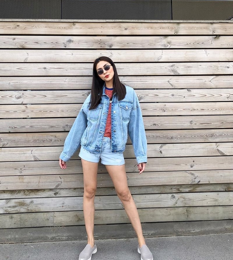 Tăng Thanh Hà khoe khéo đôi chân thon dài với mẹo phối đồ denim-on-denim, kết hợp áo khoác với quần shorts denim, nhấn nhá bằng áo thun kẻ đỏ ở trong. Phong cách bụi phủi của “ngọc nữ” màn ảnh khiến nhiều người quên mất rằng cô đã là mẹ 2 con.    