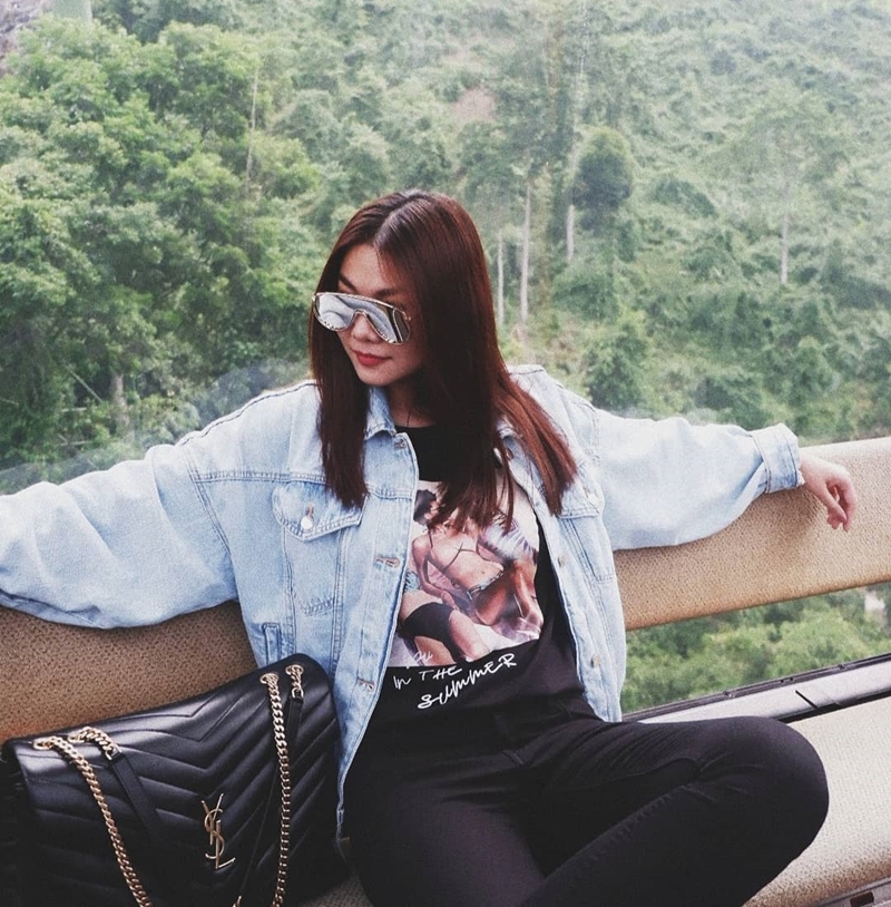 Cũng chưng diện áo khoác denim, Thanh Hằng lại chơi trội với cách mix áo bạc màu với cây đồ đen, tạo hiệu ứng tương phản màu sắc. Thêm chiếc túi Yves Saint Laurent bản to và kính mắt tráng gương, siêu mẫu đã có được bộ cánh đời thường hết mực thời thượng.    