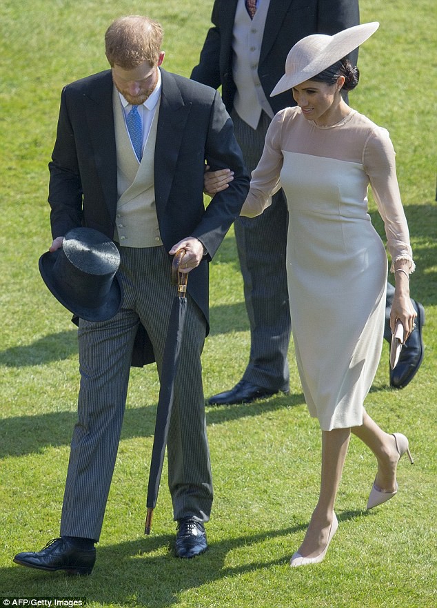 Sự lựa chọn của Meghan khiến nhiều người thắc mắc rằng sao cô phải gò mình vào những đôi giày cao gót bất tiện.    
