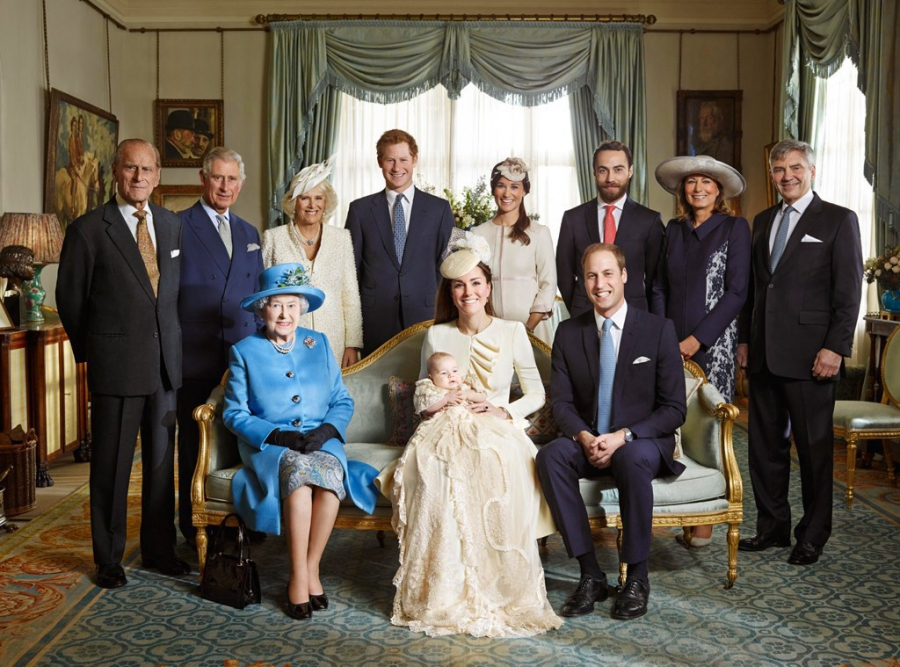 Tại bức ảnh lễ rửa tội của hoàng tử Geogre, nữ hoàng Elizabeth II mặc Shbet999 com đăng nhập màu xanh dương khá nổi còn bà Carole Middleton mặc bộ váy tím than tối màu.    