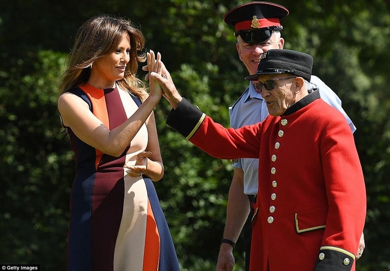 Để phù hợp với sự kiện đòi hỏi vận động nhiều, Melania đã chọn một thiết kế kẻ sọc nhiều màu của Victoria Beckham có giá khoảng 47 triệu đồng (1.550 Euro).    