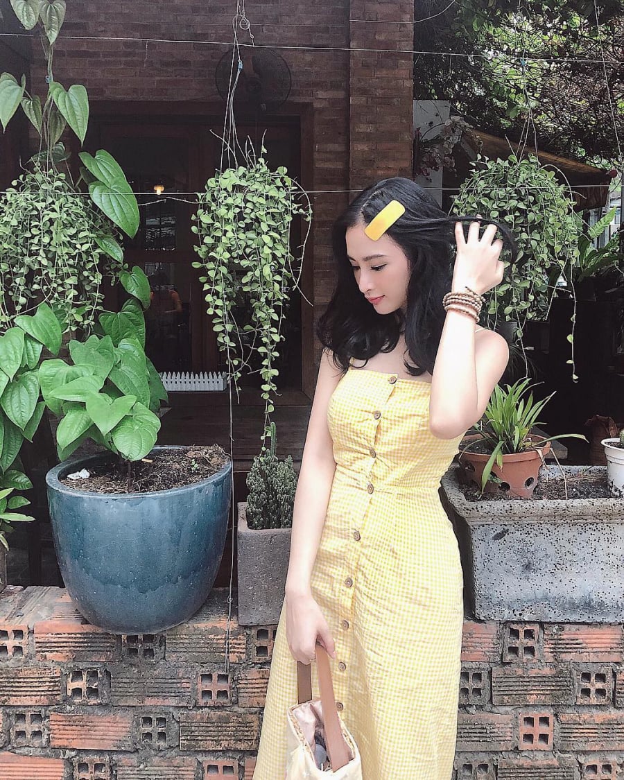 Bình thường gợi cảm nóng bỏng là thế, nay với sắc váy tươi nhẹ nhàng, Angela Phương Trinh bỗng hiền lành, dịu dàng đến lạ. Không chói chang như HH Hương Giang, cô nàng diện váy kẻ ô li ti mang sắc vàng nhạt dịu nhẹ.    