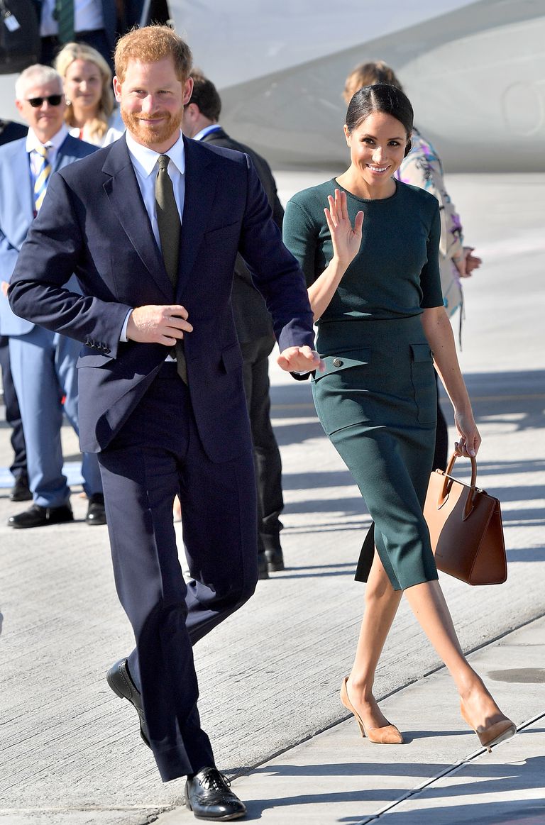 Thì ra lý do mà Công nương Meghan luôn diện giày cao gót là để trông không bị khập khiễng so với Hoàng tử Harry.