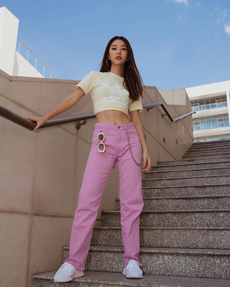 Quỳnh Anh Shyn bắt nhịp xu hướng với crop top adidas phiên bản ngắn tay, phối cùng quần jeans ống suông màu phấn, để lộ rõ vòng 2 săn chắc đầy gợi cảm. Cô chọn đôi giày Deerupt với phối màu mới của adidas hoàn thiện cho tổng thể cực kỳ sporty.      