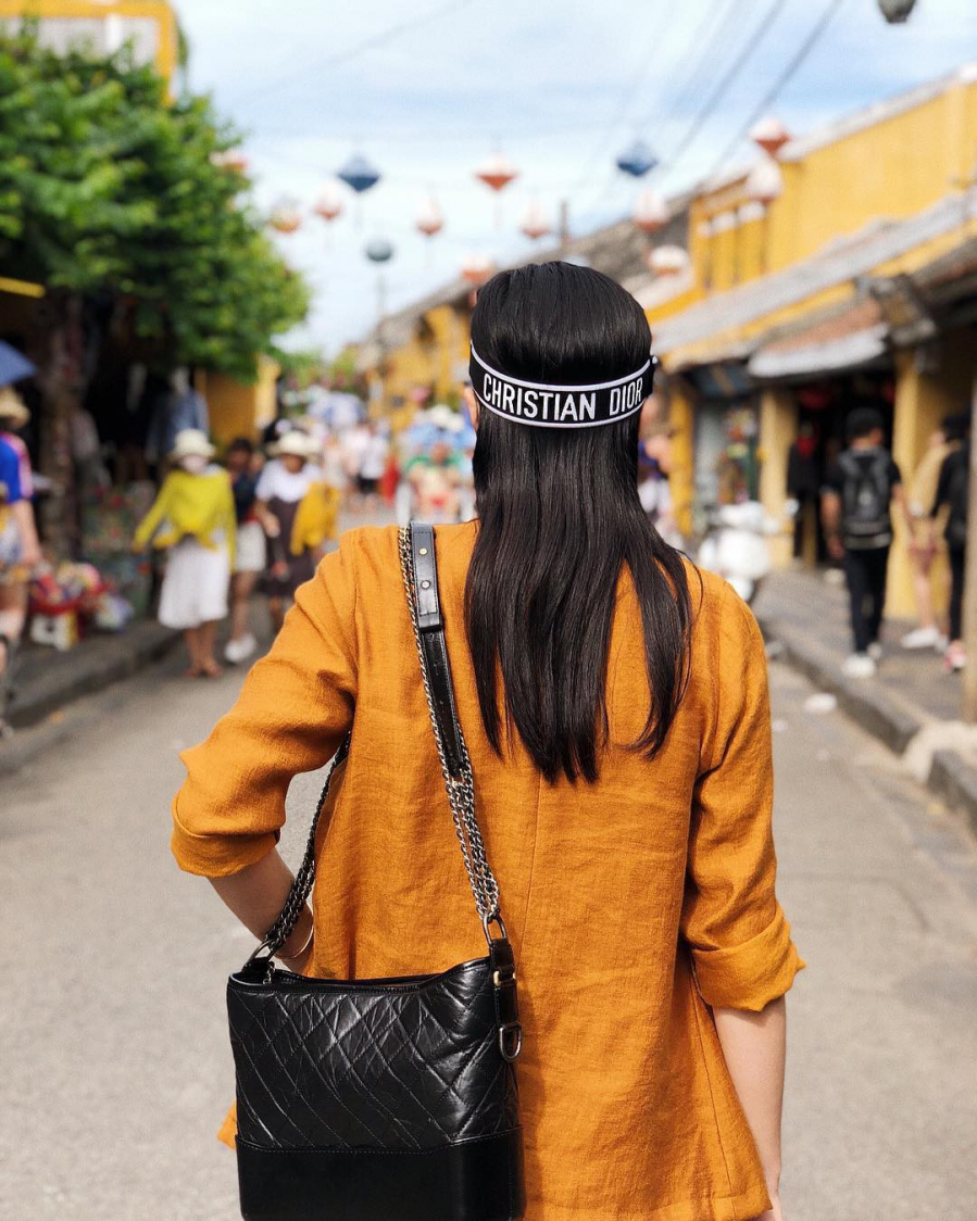 Vải đũi đang dẫn đầu mọi xu hướng Shbet999 com đăng nhập, chất liệu trong hè này. Không mờ nhạt như những tông màu kem hay be, cũng không bị già dặn như màu nâu đất..., Kỳ Duyên chọn riêng cho mình gam màu vàng mù tạt cổ điển nền nã mà thời thượng hết sẩy.    