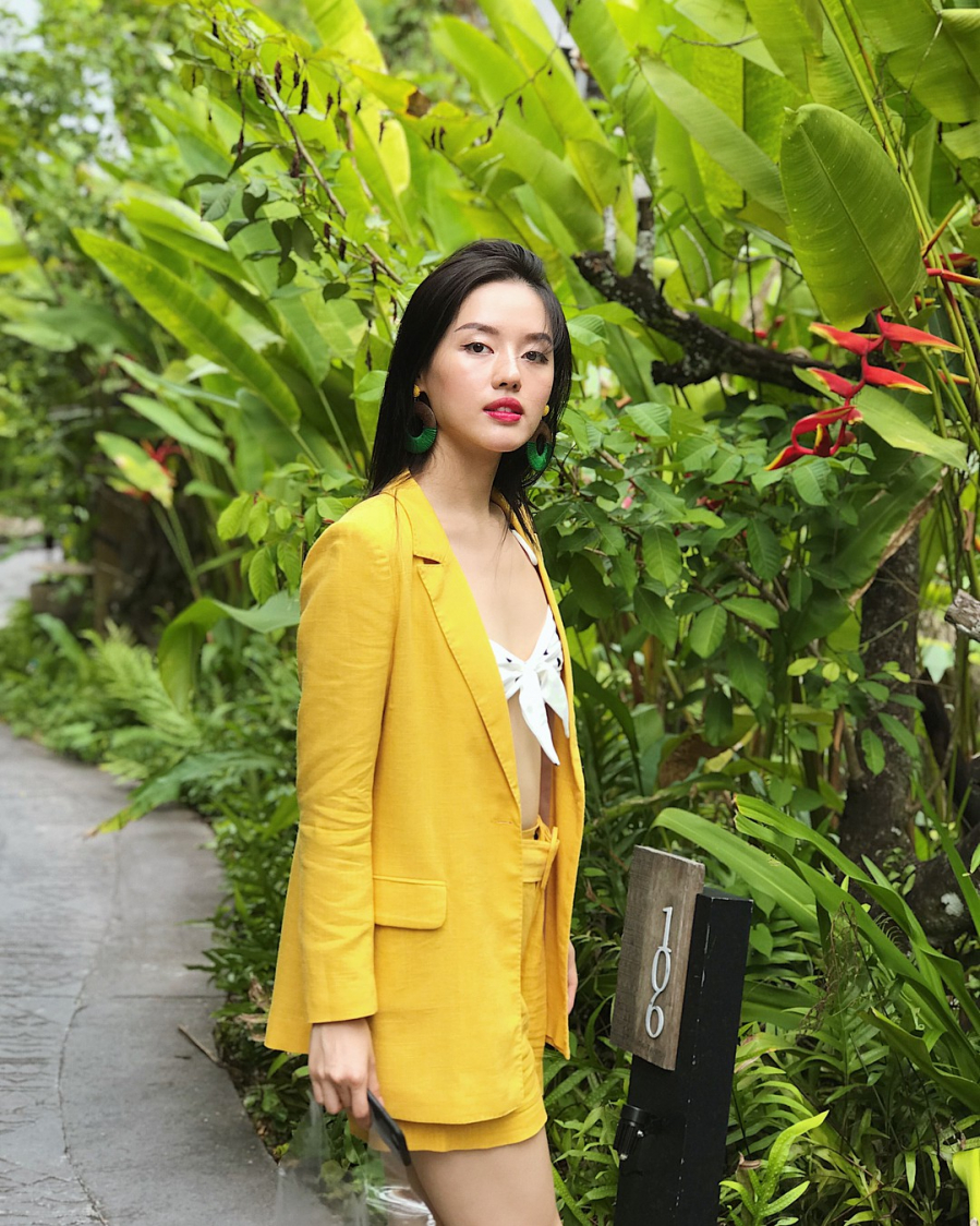 Diện nguyên một bộ suit vàng cách điệu, Khánh Linh vẫn vô cùng gợi cảm, phóng khoáng nhờ thiết kế áo bra buộc vạt phô diễn vòng eo thon săn chắc.    