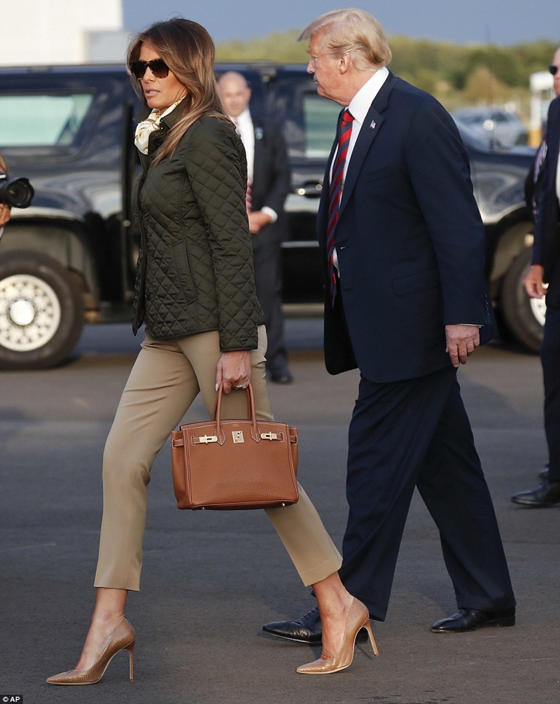 Phụ kiện đi kèm mà bà lựa chọn chính là một chiếc túi xách “sang chảnh” hiệu Hermes Birkin, cùng cặp kính mát gọng in hoa văn da báo và 1 đôi cao gót tông màu nâu.    