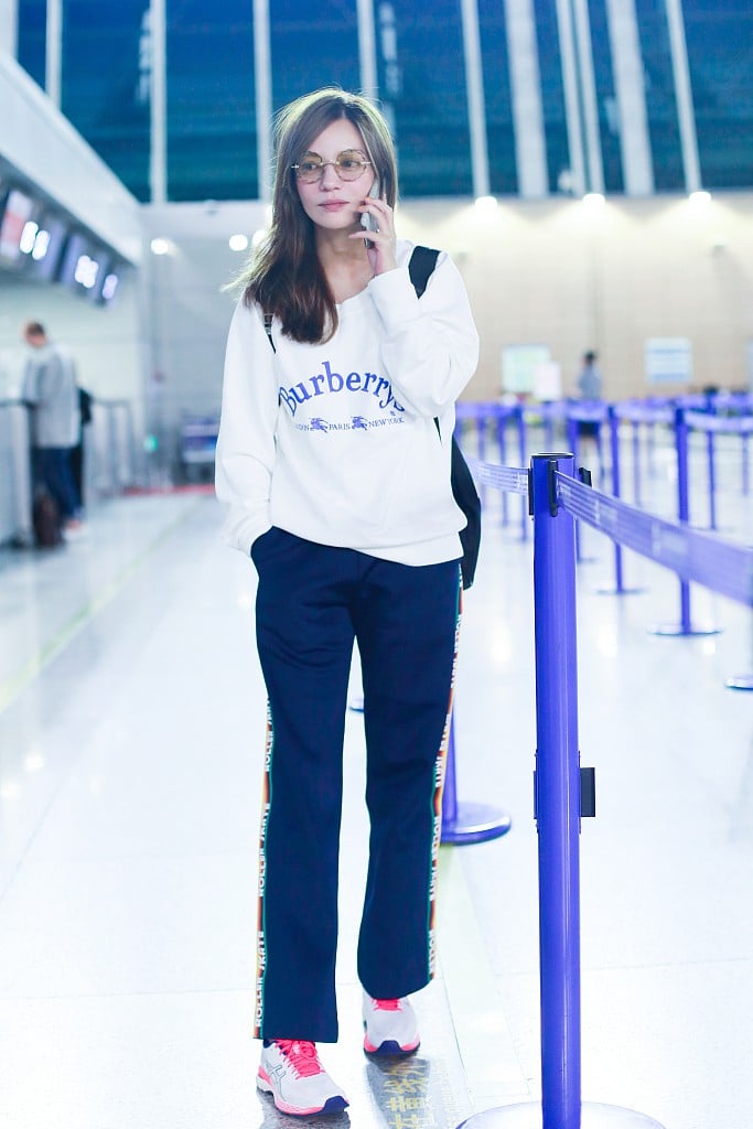 Sau khi giảm cân thành công, nàng Én nhỏ Triệu Vy còn khiến công chúng bất ngờ với gu thời trang trẻ trung. Lần mới đây nhất tại sân bay cô chọn diện set đồ thể thao với áo nỉ, quần ống suông, giày sneaker và đeo ba lô năng động.    