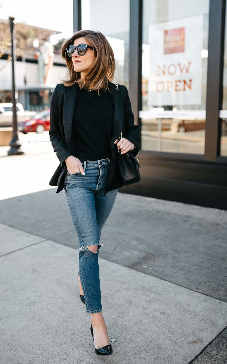 Áo khoác cùng quần denim sẽ khiến bạn vừa thanh lịch, sang trọng nhưng vẫn không mất đi vẻ cá tính.