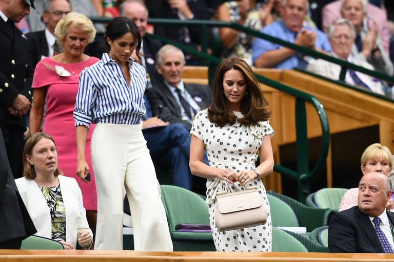 Meghan Markle diện áo sơ mi kẻ sọc và quần tây thanh lịch đến từ thương hiệu Ralph Lauren.    