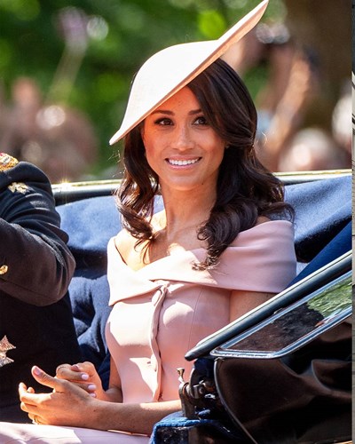 Kể từ khi chính thức kết hôn với Hoàng tử Harry vào ngày 19/5, Meghan Marle không chỉ trở thành tân Công nương mà còn là 1 biểu tượng thời trang mới.  