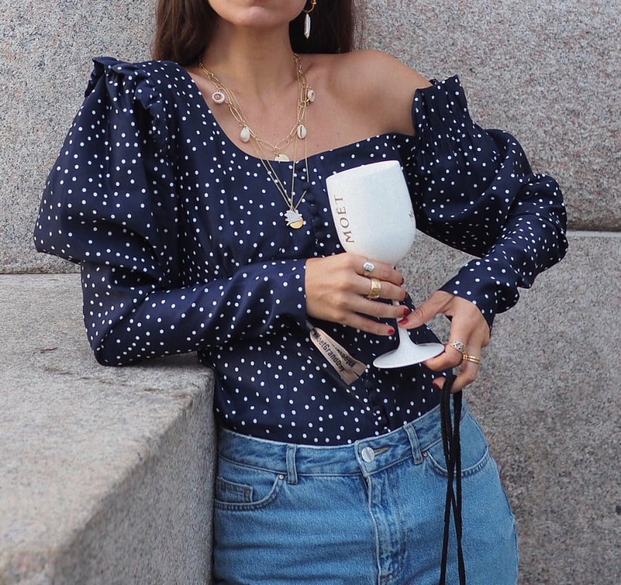 Những phụ kiện nhỏ nhắn như vòng cổ cũng có thể tôn lên chiếc quần denim của bạn. Hãy kiên nhẫn chọn lựa phụ kiện phù hợp với mình, bạn sẽ thấy tác dụng tuyệt vời của chúng.    