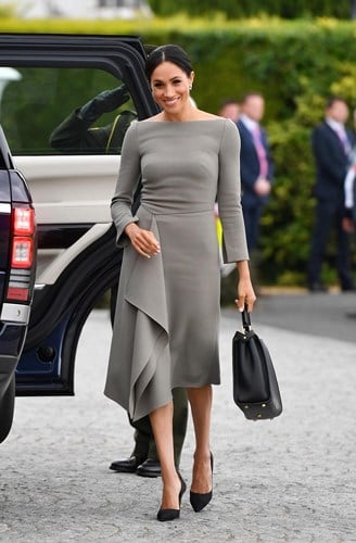  Bất cứ bộ cánh nào mà Công nương Meghan diện cũng đều gây ấn tượng mạnh mẽ và nhận được nhiều lời khen từ công chúng và cả các chuyên trang thời trang. Trong chuyến thăm Dublin, cô đã diện bộ váy liền màu ghi sẫm sang trọng đến từ thương hiệu Roland Mouret. Bộ váy có thiết kế cổ thuyền nữ tính với độ ôm vừa phải giúp tôn bờ vai thon cùng vóc dáng thanh mảnh của Công nương.  