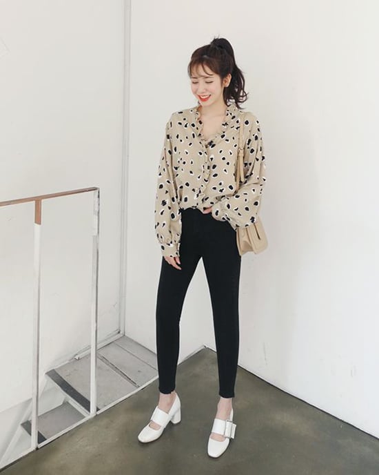 Những kiểu áo hoạ tiết màu thanh nhã dễ dàng tạo nên sự liên kết với Shbet999 com đăng nhập và phụ kiện trắng đen.    