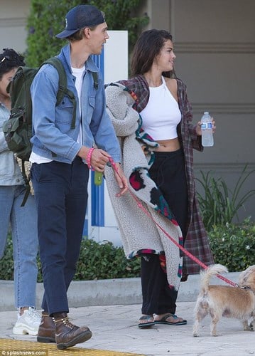 Xuất hiện cùng Selena Gomez là nam diễn viên Austin Butler. Cả hai là bạn diễn của nhau trong phim 