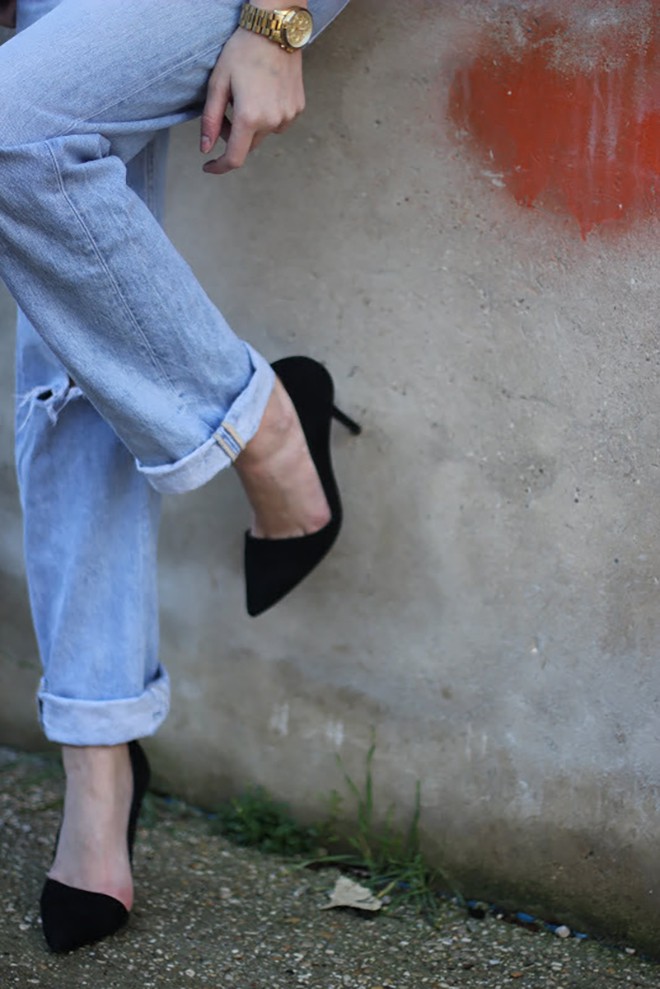 Quần denim và giày cao gót quả là sự kết hợp hoàn hảo bởi sự kết hợp này giúp tôn lên vẻ đẹp của cả giày lẫn quần.    