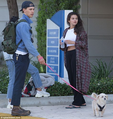 Hiện tâm trạng Selena Gomez khá ổn, cô dường như chẳng mấy bận tâm đến chuyện Justin Bieber đính hôn.    