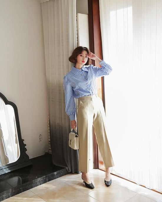 Sơ mi kẻ sọc hải quân là sản phẩm được phái đẹp châu Á ưa chuộng ở mùa hè.    