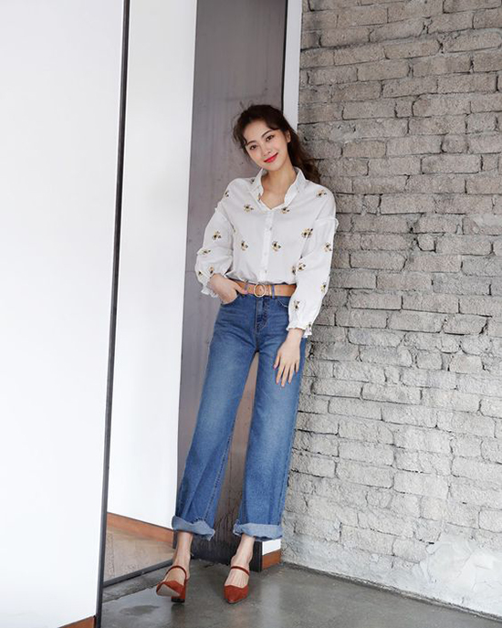 Sơ mi hoa là kiểu áo dành cho các bạn gái yêu phong cách cổ điển. Tuy nhiên nên khéo chọn sắc màu và kiểu hoạ tiết để tránh biến mình thành 'bà thím'.    