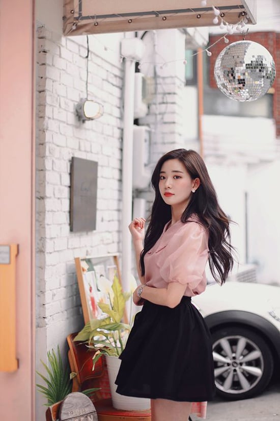 Sơ mi tay bồng theo phong cách cổ điển được 'hâm nóng' ở mùa mốt năm nay.    