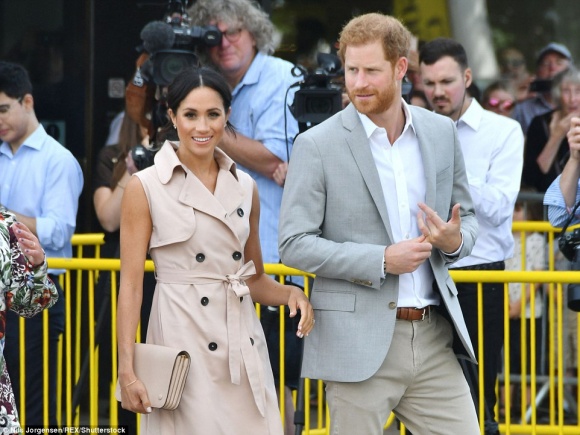 Mặc dù make-up nhẹ nhàng, để tóc búi gọn gàng phía sau nhưng Công nương Meghan Markle vẫn nổi bật khi sánh bước bên ông xã. Bên cạnh đó, cô còn sử dụng phụ kiện túi cầm tay đồng màu Shbet999 com đăng nhập và giày cao gót màu nude.    