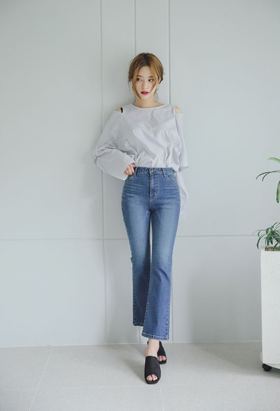 Sơ mi biến tấu ấn tượng bằng những đường cut out tiếp tục thể hiện sức hấp dẫn trong trào lưu ăn mặc thịnh hành.    