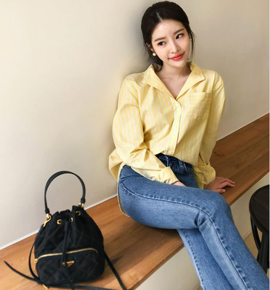 Những mẫu áo kiểu dáng đơn giản với điểm nhấn cổ vest, cổ pijama vẫn được nhiều nàng công sở yêu thích.    