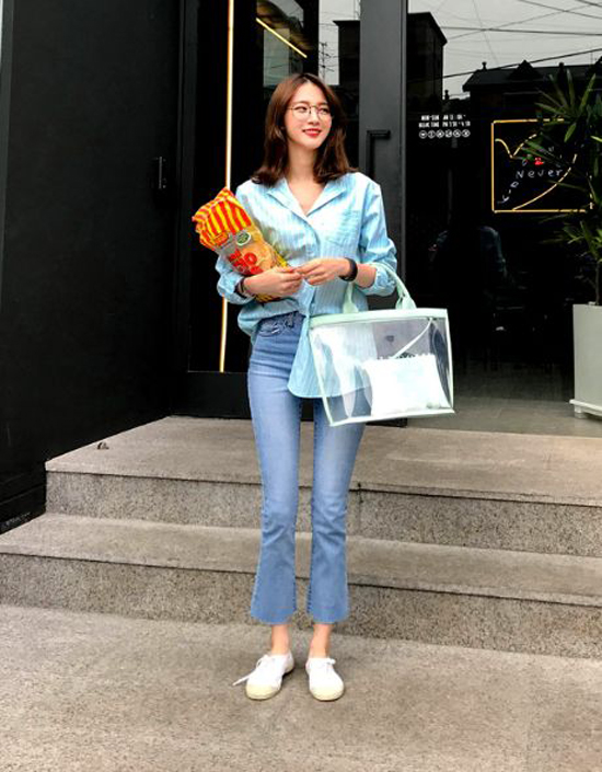 Chất liệu plastic trắng được thể hiện trên nhiều phom dáng khác nhau để phái đẹp thỏa sức mix đồ.    