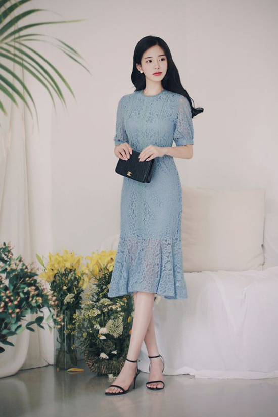 Sandal quai mảnh trên chất liệu tổng hợp là sản phẩm bạn gái nên chọn lựa trong mùa mưa.    