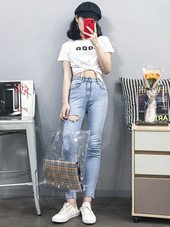 Túi xách tay to bản thiết kế quai trong suốt là sản phẩm được yêu thích nhất mùa hè năm nay.    