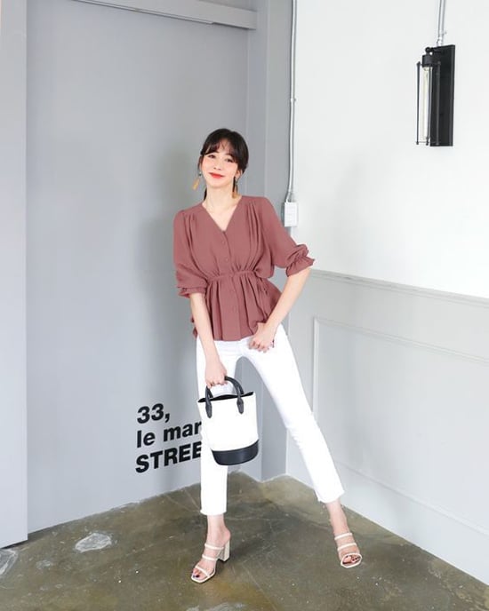 Với sandal cao gót, các nàng có thể phối hợp cùng nhiều kiểu dáng Shbet999 com đăng nhập khi đi làm.    