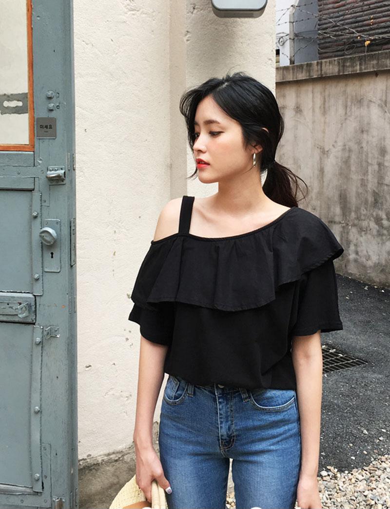 Áo lệch vai luôn thôi thúc mọi ánh nhìn và khiến chị em trở nên bắt mắt.    