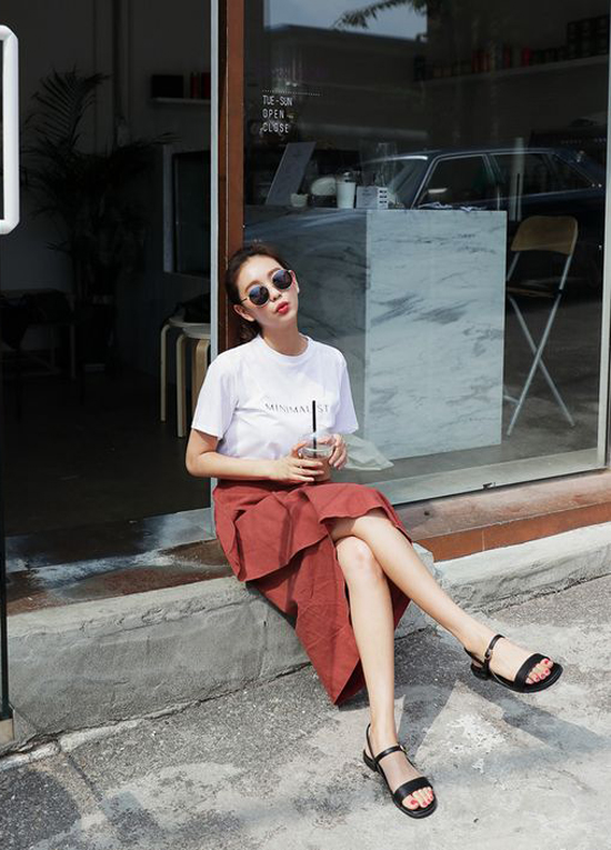 Các kiểu sandal quai mảnh giúp đôi chân nhanh chóng khô thoáng khi bạn vô tình gặp phải những cơn mưa bất chợt.    