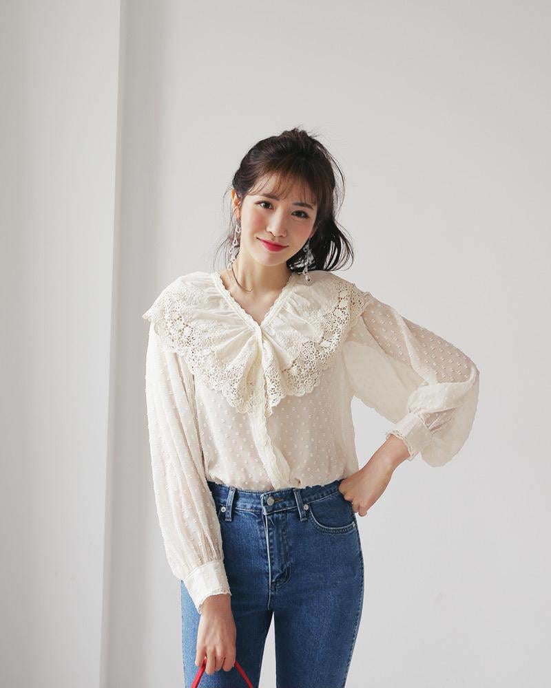 Quần jeans quen thuộc cũng trở nên thu hút hơn khi kết đôi với áo sơ mi điệu đà.    