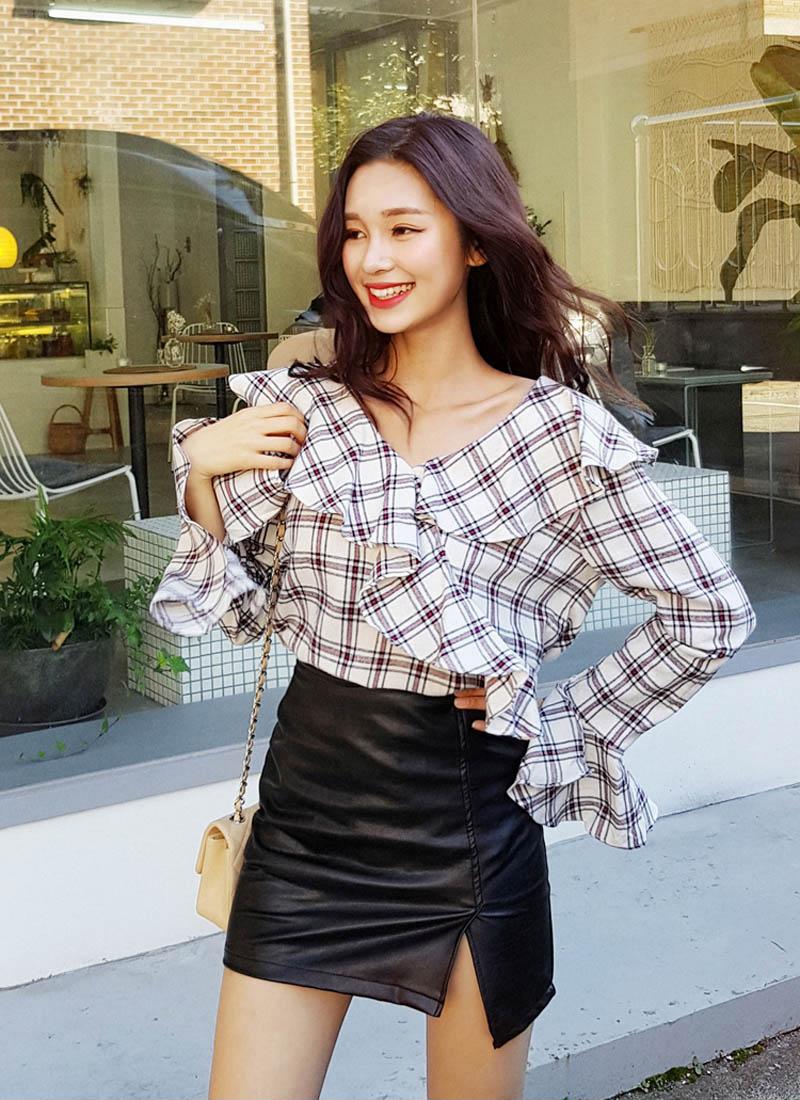 Nếu nghĩ kiểu áo này chỉ hợp với nàng bánh bèo thì bạn đã nhầm! Mặc với một chiếc váy da sẽ khiến hình ảnh của chủ nhân cá tính ngời ngời đấy thôi.    