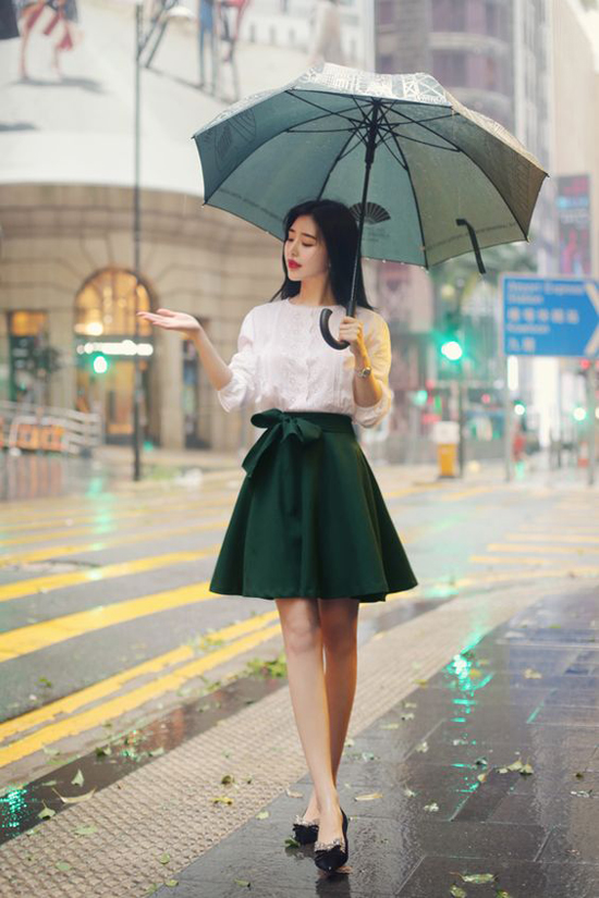 Ngoài chức năng tránh mưa, những chiếc ô còn tạo điểm nhấn phong cách cho các nàng công sở điệu đà.    