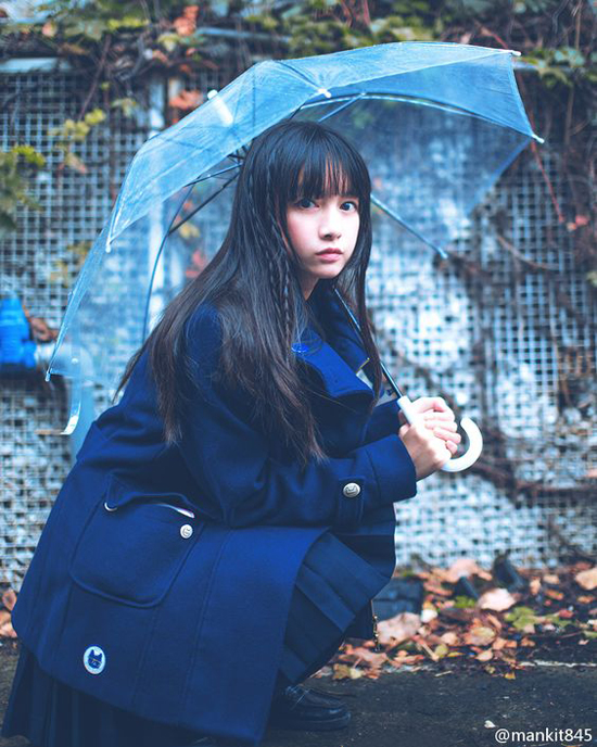 Bên cạnh các kiểu ô thông dụng, những chiếc ô nhựa trong cũng được các cô nàng trẻ tuổi yêu thích.    