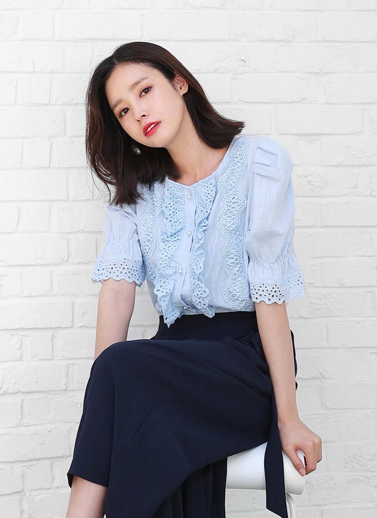Chị em công sở cũng chẳng khó để tỏa sáng khi chọn một chiếc áo màu tôn da, thiết kế cầu kỳ một chút.    