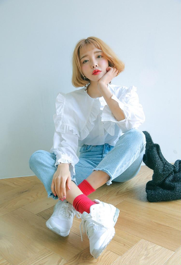 Lý do khiến áo sơ mi trắng luôn được yêu hết mực là bởi nó phù hợp với nhiều đối tượng và cực dễ ăn ý khi mặc với bất kỳ kiểu đồ nào.    