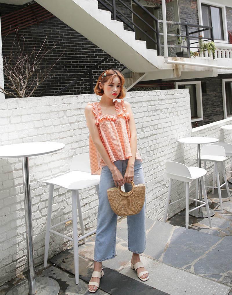 Áo 2 dây cũng chẳng còn đơn thuần là chiếc áo mặc ở nhà, với những điểm xếp bèo xinh xắn, chúng thật dễ dàng ứng dụng khi đi dạo phố.    