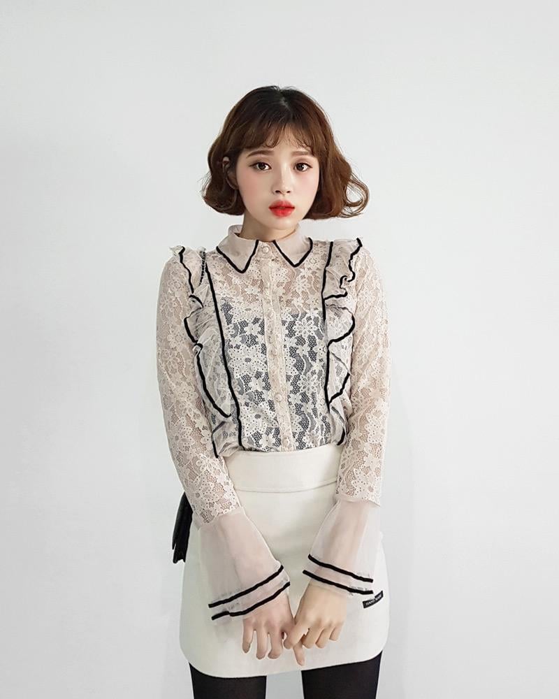 Với những nàng có vòng 1 khiêm tốn, việc chọn đồ hợp lý sẽ giúp hình ảnh của bạn hấp dẫn và hài hòa hơn rất nhiều.    