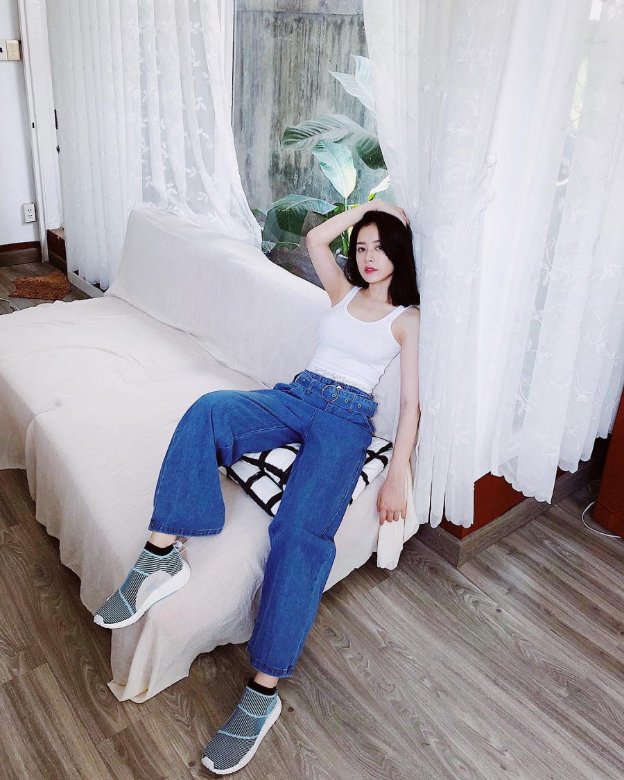Cách mix áo crop top, quần ống rộng và sneaker tuy giúp Chi Pu che được nhược điểm chân/đùi, khoe được ưu điểm eo thon    