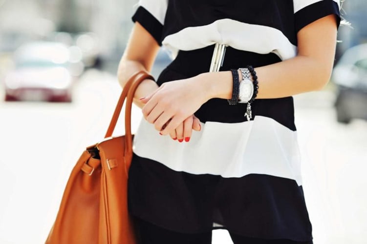 Túi xách chắc chắn: Nếu bạn là một tín đồ thời trang thì không thể nào quên sắm cho mình một túi xách chất lượng. Việc đầu tư chiếc túi xách chính là bí quyết mặc đẹp giúp bạn trông sang chảnh và sành điệu hơn.  